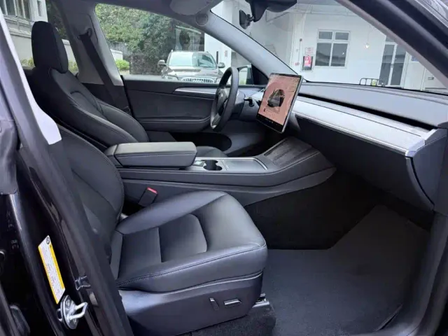 Tesla Model Y — Фото автомобиля 13