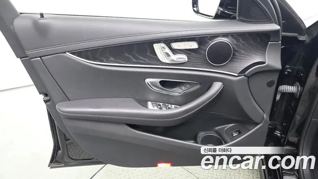 Mercedes-Benz E-Class — Фото автомобиля 23