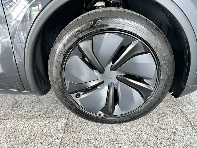 Tesla Model Y — Фото автомобиля 21