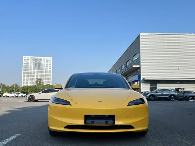 Tesla Model 3 — Фото автомобиля 4
