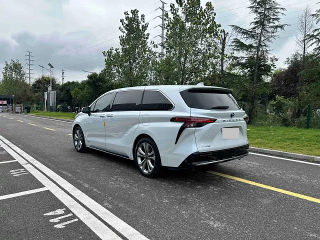 Toyota Sienna — Фото автомобиля 18
