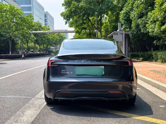 Tesla Model 3 — Фото автомобиля 6