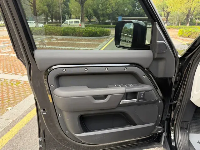 Land Rover Defender — Фото автомобиля 6