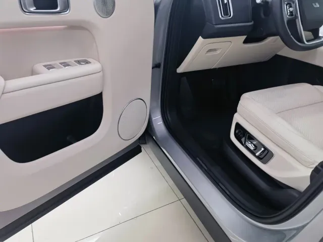 Li Auto L8 — Фото автомобиля 5