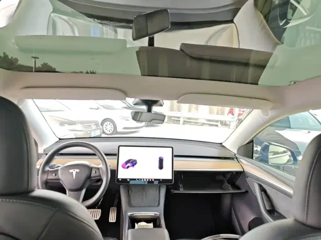 Tesla Model Y — Фото автомобиля 17