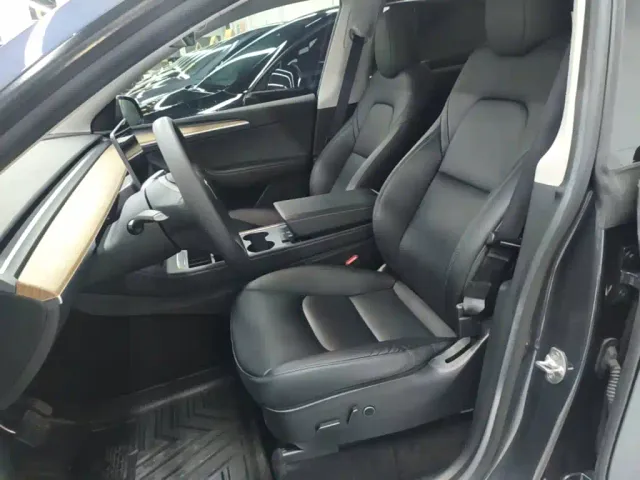 Tesla Model Y — Фото автомобиля 14