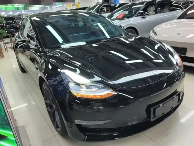 Tesla Model 3 — Фото автомобиля 3