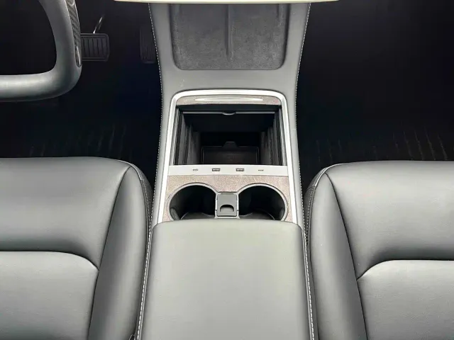 Tesla Model Y — Фото автомобиля 11