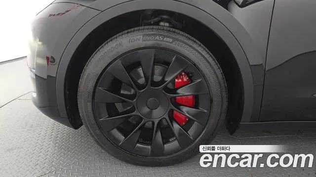 Tesla Model Y — Фото автомобиля 5