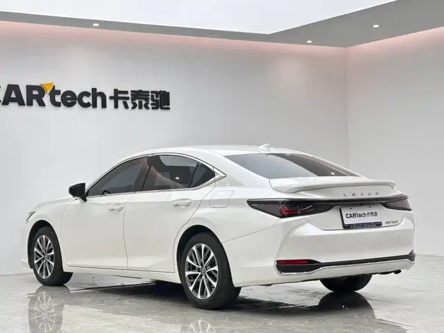 Lexus ES — Фото автомобиля 3