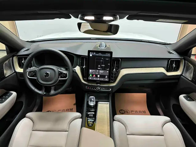 Volvo XC60 — Фото автомобиля 8