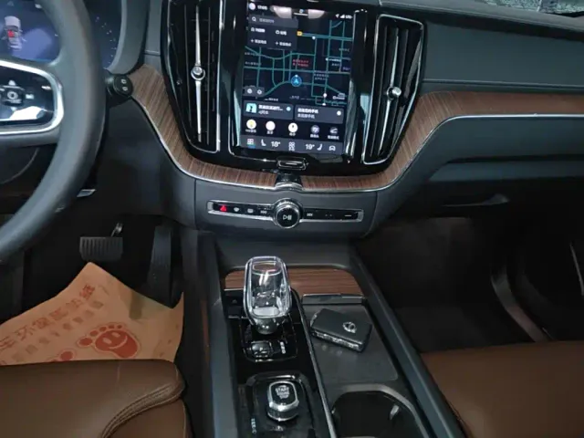 Volvo XC60 — Фото автомобиля 13