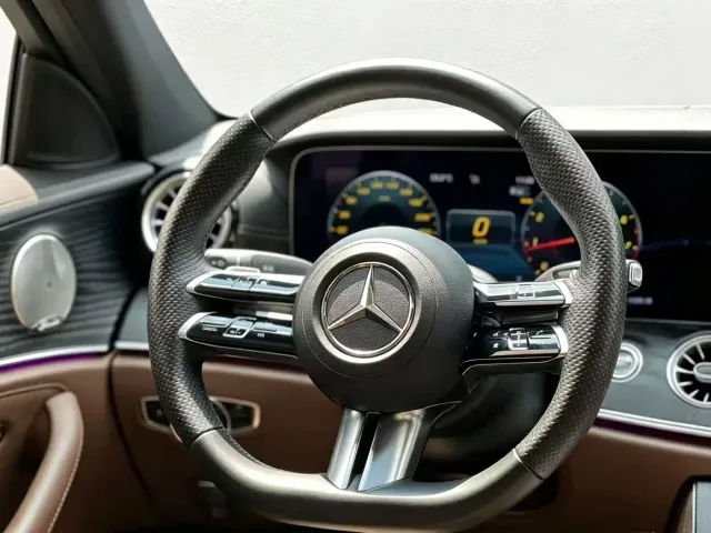 Mercedes-Benz E-Class — Фото автомобиля 3