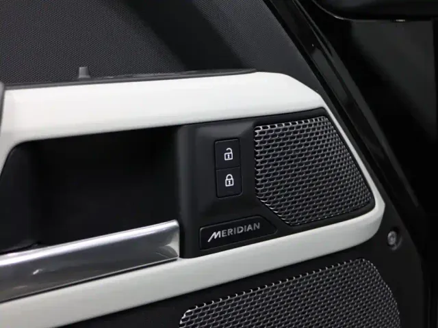 Land Rover Defender — Фото автомобиля 6