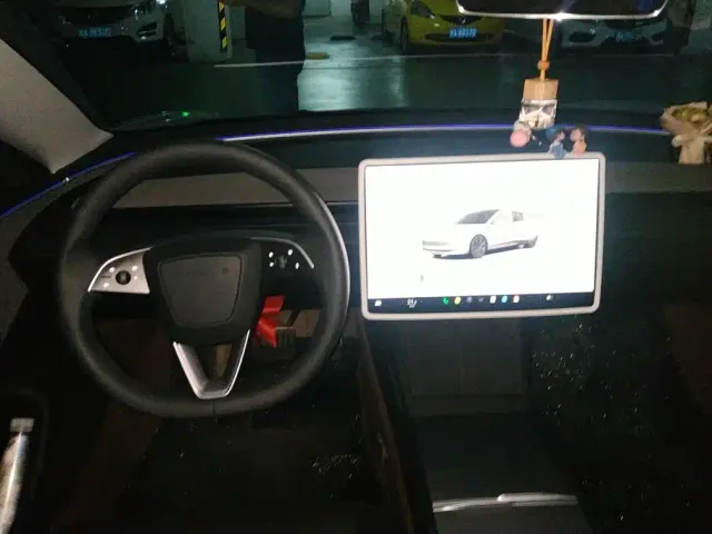 Tesla Model 3 — Фото автомобиля 16