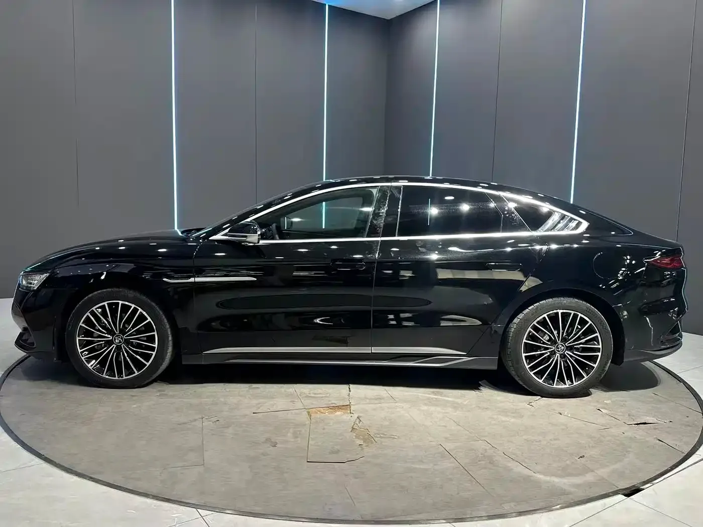 BYD Han 2024 Model DM-i Glory Edition 121KM Premium Type — Фото автомобиля 4
