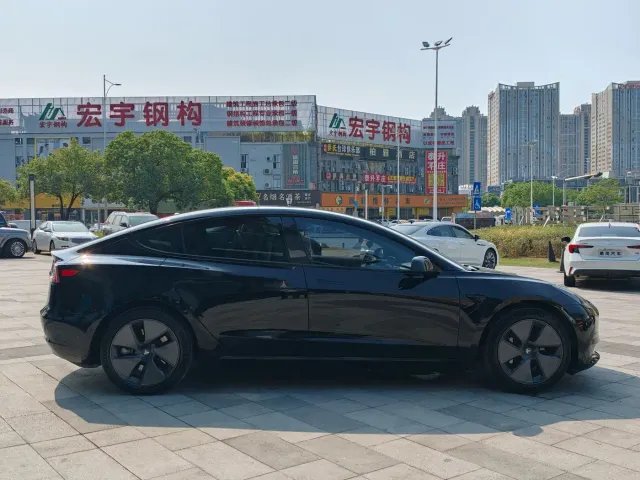 Tesla Model 3 — Фото автомобиля 5
