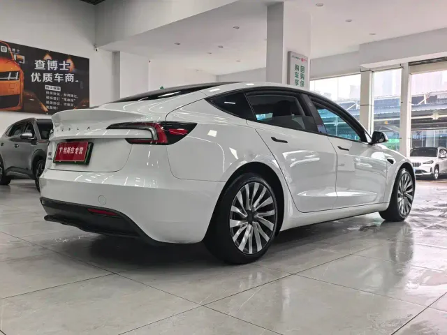 Tesla Model 3 — Фото автомобиля 14