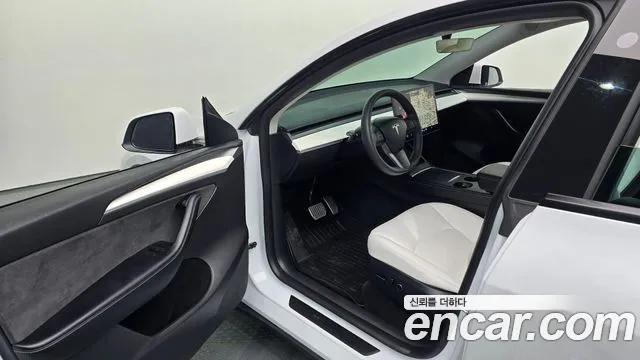 Tesla Model Y — Фото автомобиля 16
