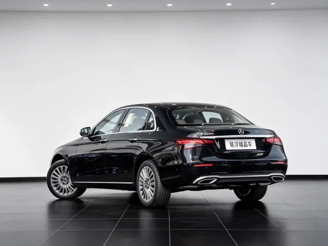 Mercedes-Benz E-Class — Фото автомобиля 3