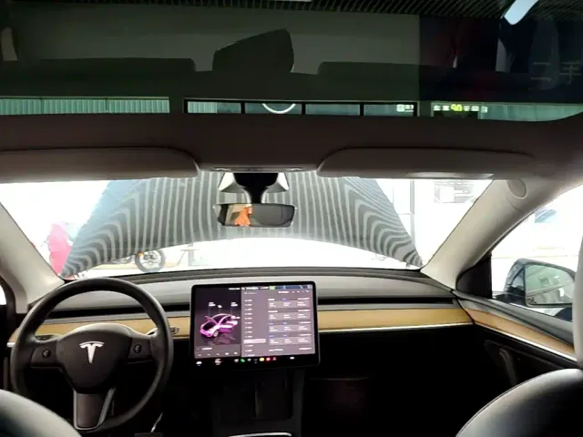Tesla Model Y — Фото автомобиля 17