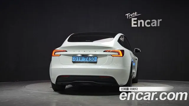 Tesla Model 3 — Фото автомобиля 4