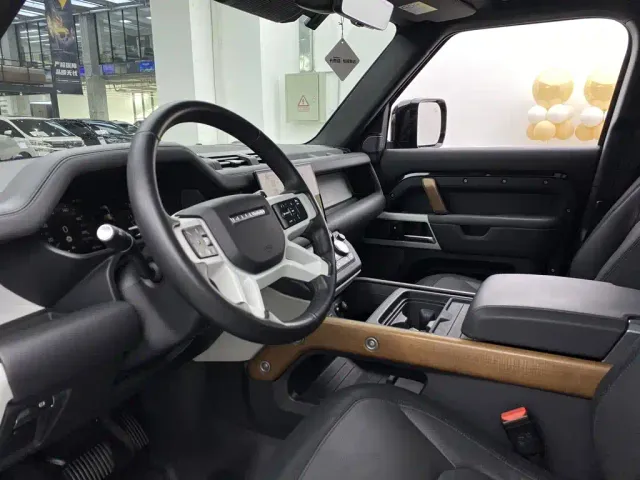 Land Rover Defender — Фото автомобиля 13