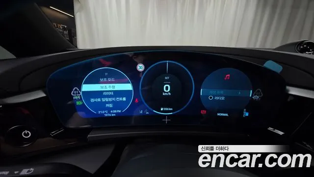 Porsche Macan Electric — Фото автомобиля 11