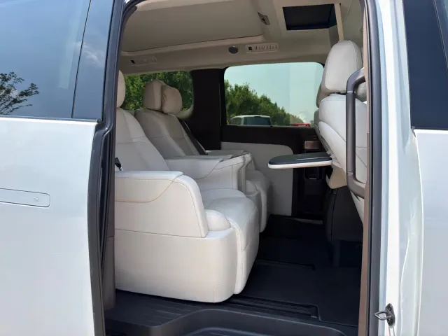 Li Auto MEGA — Фото автомобиля 13
