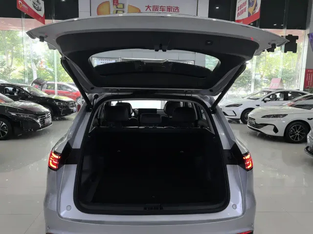 Geely Galaxy Starship 7 EM-i — Фото автомобиля 13