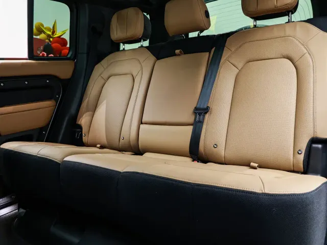 Land Rover Defender — Фото автомобиля 12