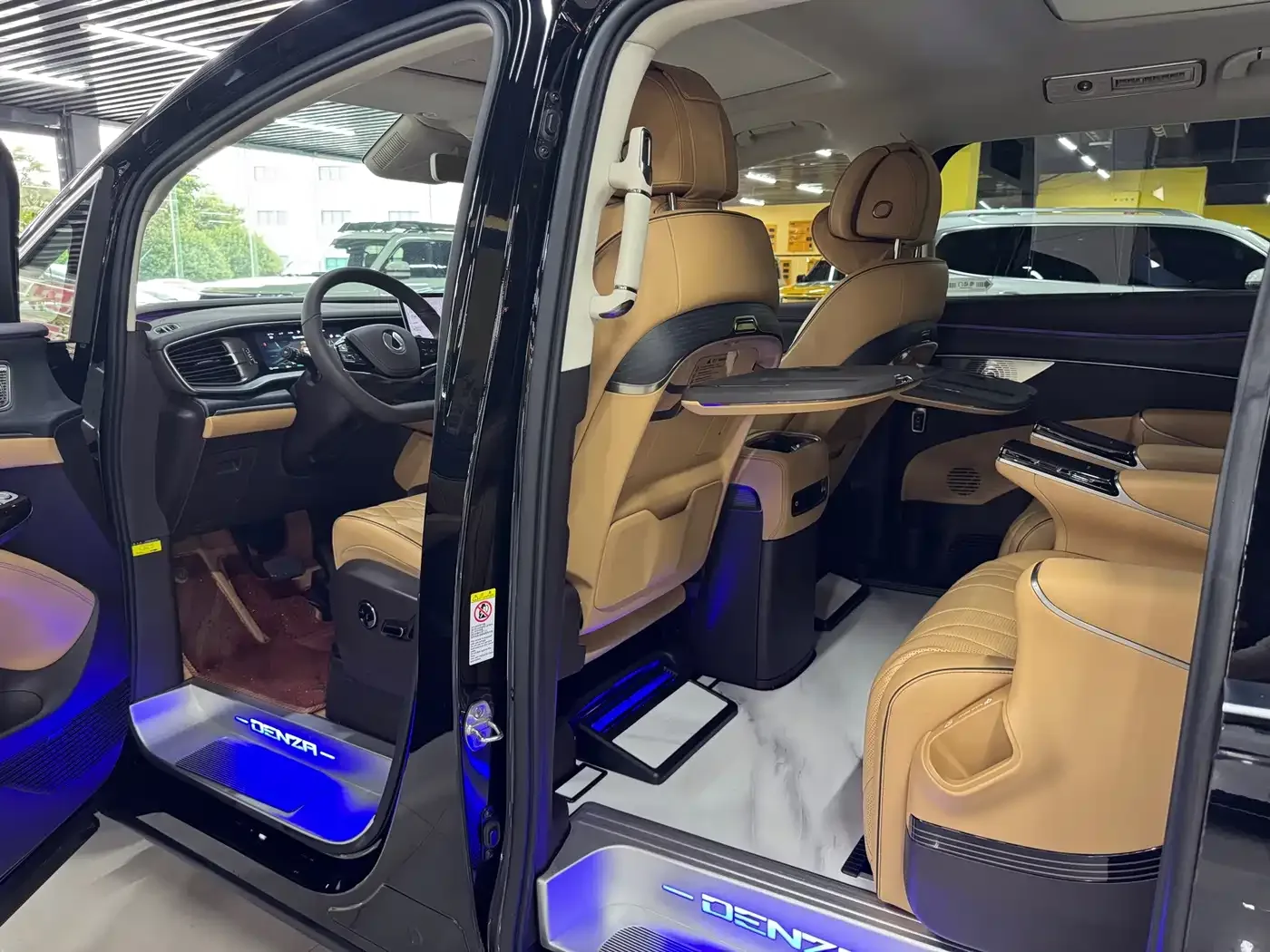 Denza Denza D9 2024 DM-i 980 AWD Prestige — Фото автомобиля 5