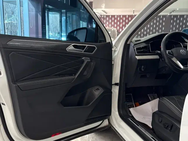 Volkswagen Tiguan L — Фото автомобиля 11