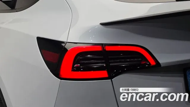 Tesla Model Y — Фото автомобиля 8