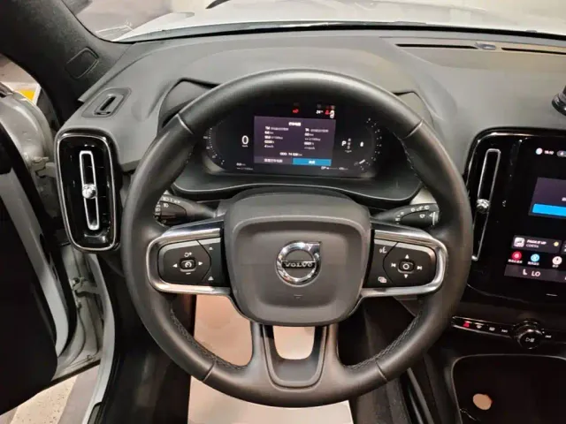 Volvo XC40 — Фото автомобиля 10