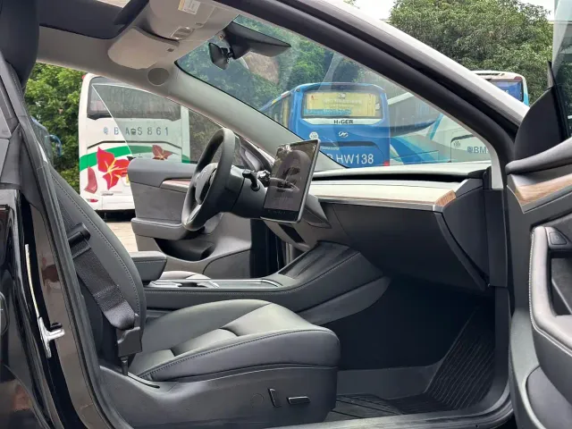 Tesla Model 3 — Фото автомобиля 6