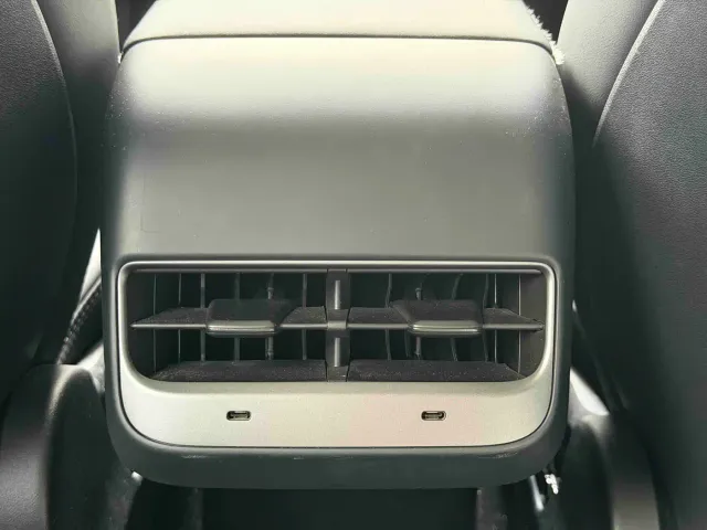Tesla Model 3 — Фото автомобиля 12