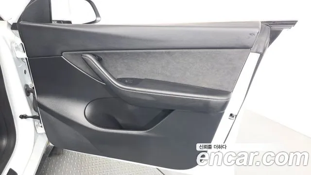 Tesla Model Y — Фото автомобиля 13