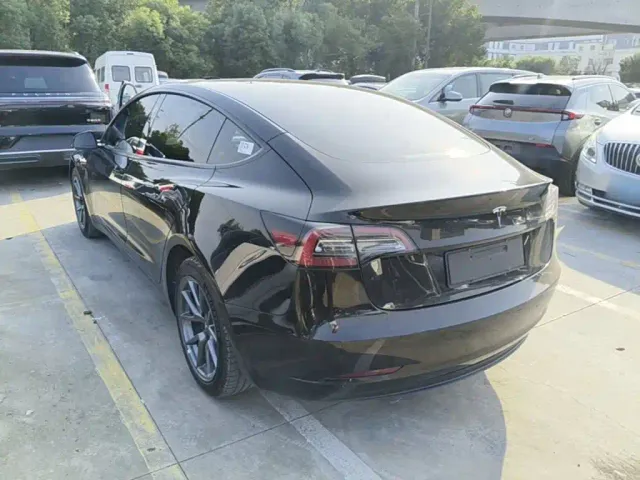 Tesla Model 3 — Фото автомобиля 4