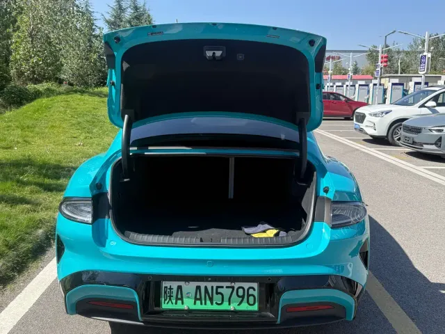 Xiaomi SU7 — Фото автомобиля 14