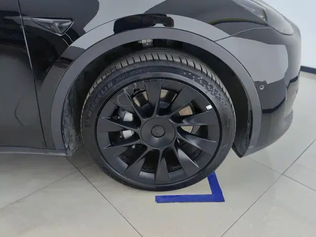 Tesla Model Y — Фото автомобиля 6