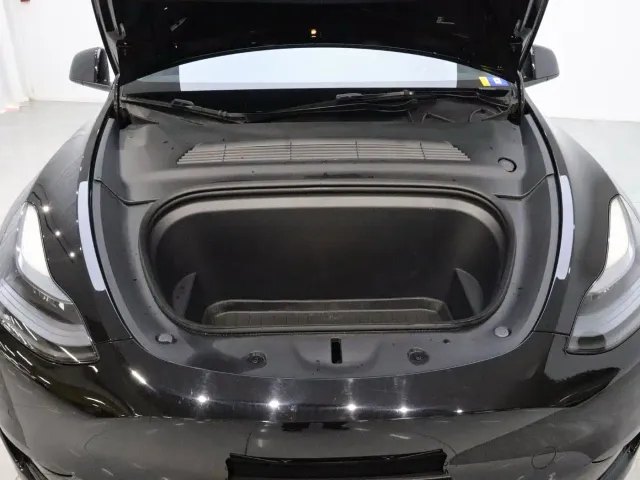 Tesla Model Y — Фото автомобиля 19