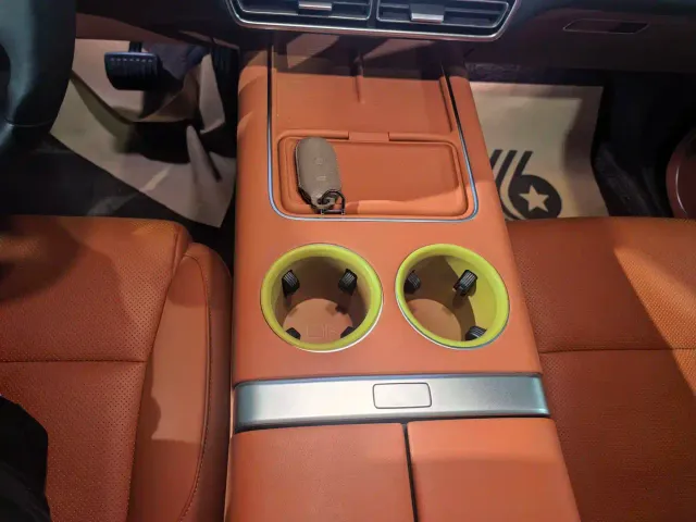 Li Auto L8 — Фото автомобиля 10