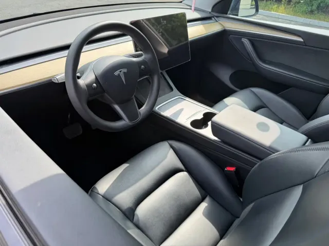Tesla Model Y — Фото автомобиля 11