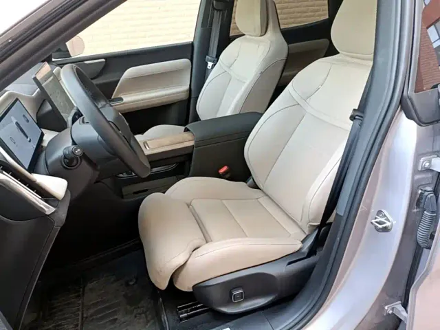Volvo XC70 Plug-in Hybrid — Фото автомобиля 14