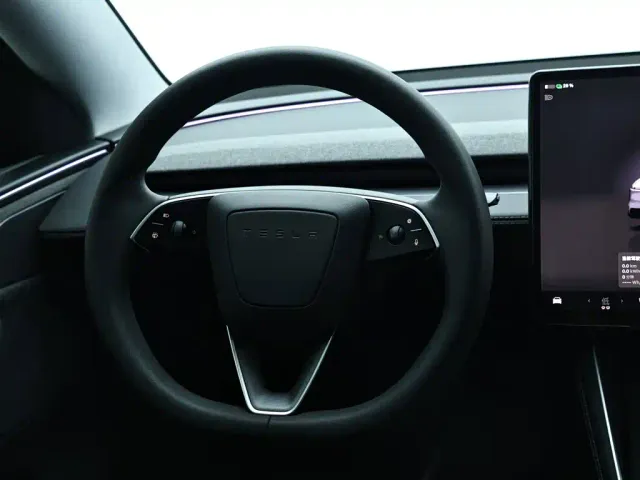 Tesla Model Y — Фото автомобиля 15