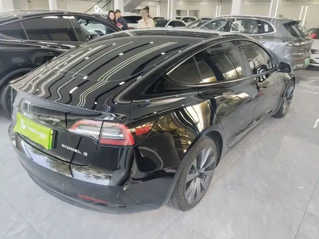 Tesla Model 3 — Фото автомобиля 6