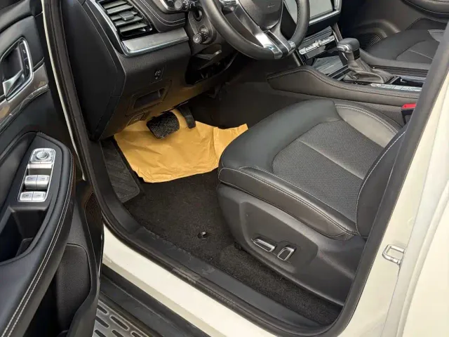 Roewe RX8 — Фото автомобиля 7