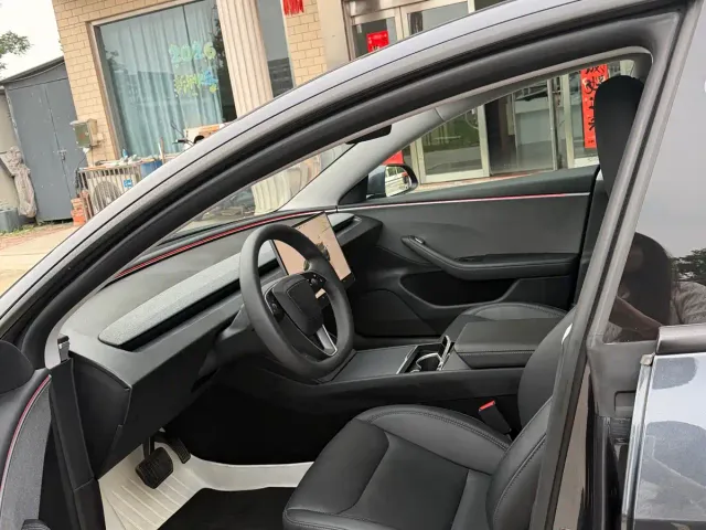 Tesla Model 3 — Фото автомобиля 10