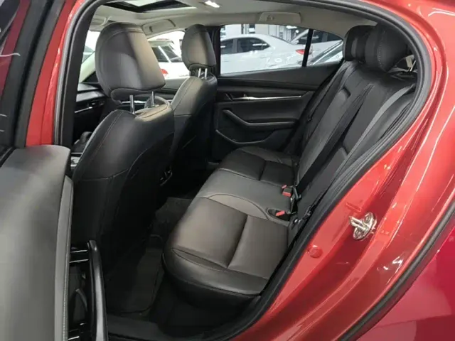 Mazda Axela — Фото автомобиля 12